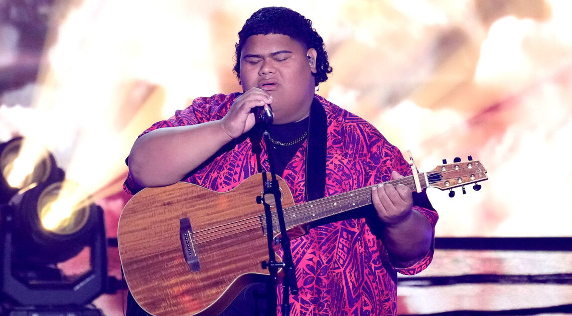 Iam Tongi, vainqueur d' »American Idol », a livré une interprétation émouvante d’une chanson dédiée à son défunt père