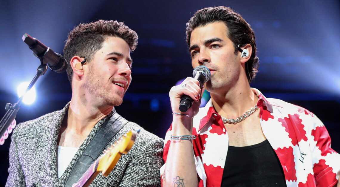Joe Jonas dit qu’il a perdu le concert de « The Voice » au profit de Nick Jonas : « J’ai pleuré des yeux »