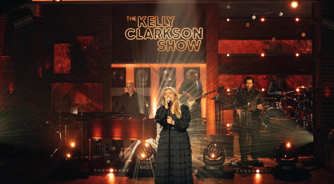 Kelly Clarkson répond aux allégations d’un lieu de travail «toxique» dans les coulisses