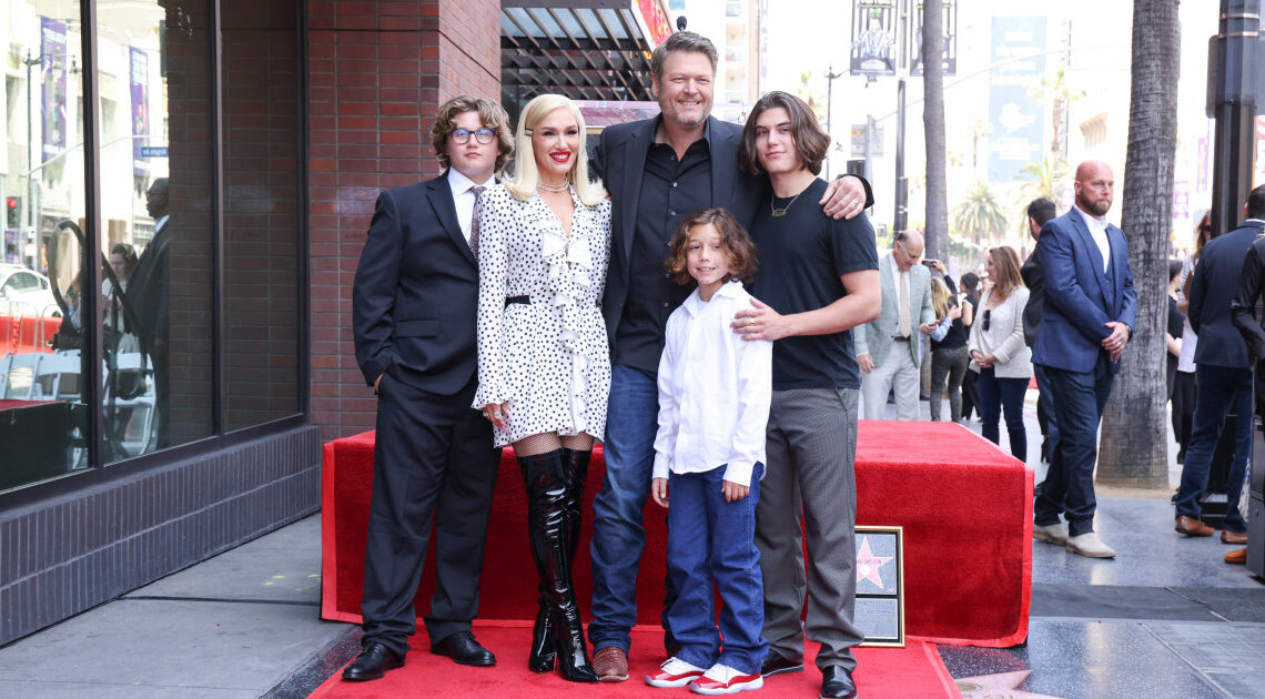 Les 3 fils de Gwen Stefani font une rare apparition publique avec leur beau-père Blake Shelton