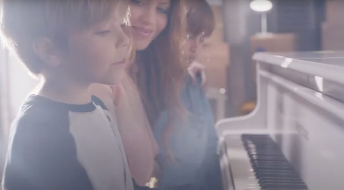 Les jeunes fils de Shakira jouent du piano et chantent dans son nouveau clip émouvant