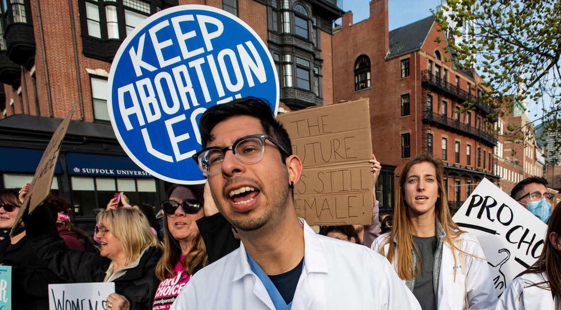 L’interdiction de l’avortement pourrait faire fuir les jeunes médecins, selon une nouvelle enquête