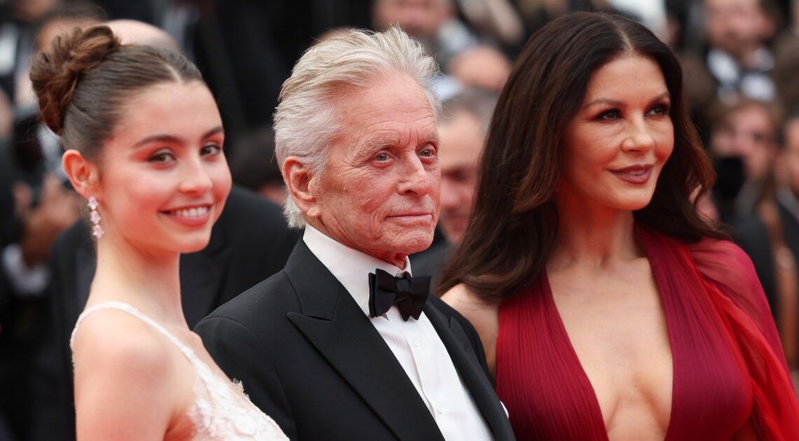 Michael Douglas est rejoint par sa femme Catherine Zeta-Jones et sa fille Carys à Cannes