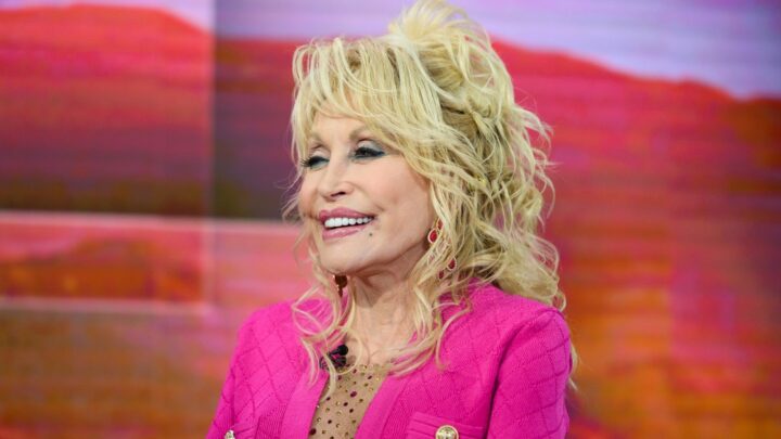 Dolly Parton honorée de 3 nouveaux records du monde Guinness.  Voir tous ses titres