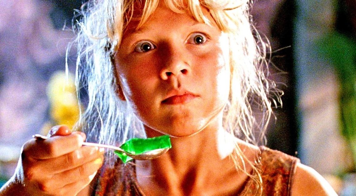 Regardez Ariana Richards, star de « Jurassic Park », recréer la célèbre scène de Jello vert 30 ans plus tard