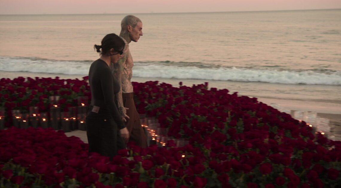 Travis Barker recrée des photos de fiançailles remplies de fleurs pour Kourtney Kardashian