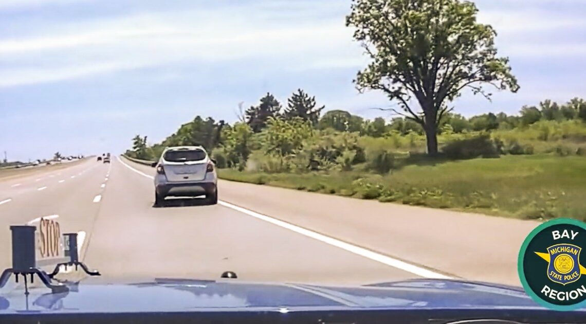 Un enfant de 10 ans vole un SUV et conduit sur une autoroute avec l’intention de rencontrer sa mère, selon la police
