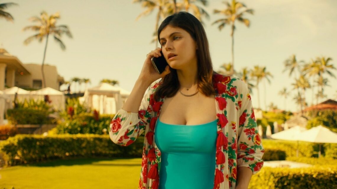 Alexandra Daddario on the beach: All of Instagram is staring at the screen.